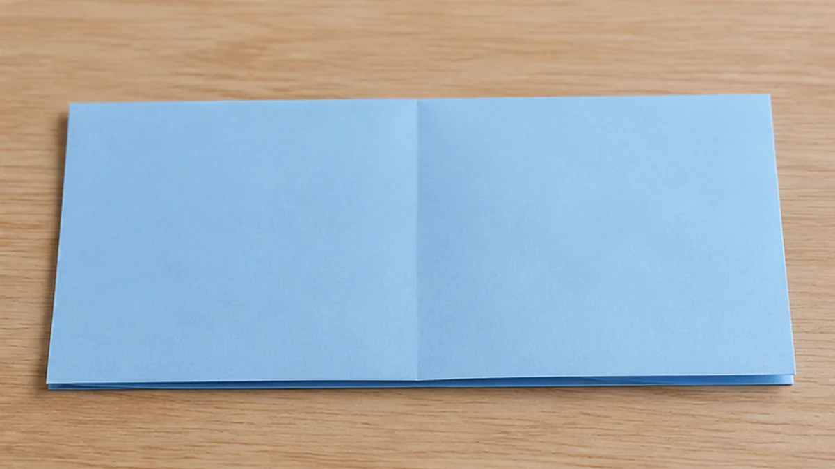 Folio azul doblado por la mitad con la marca central visible