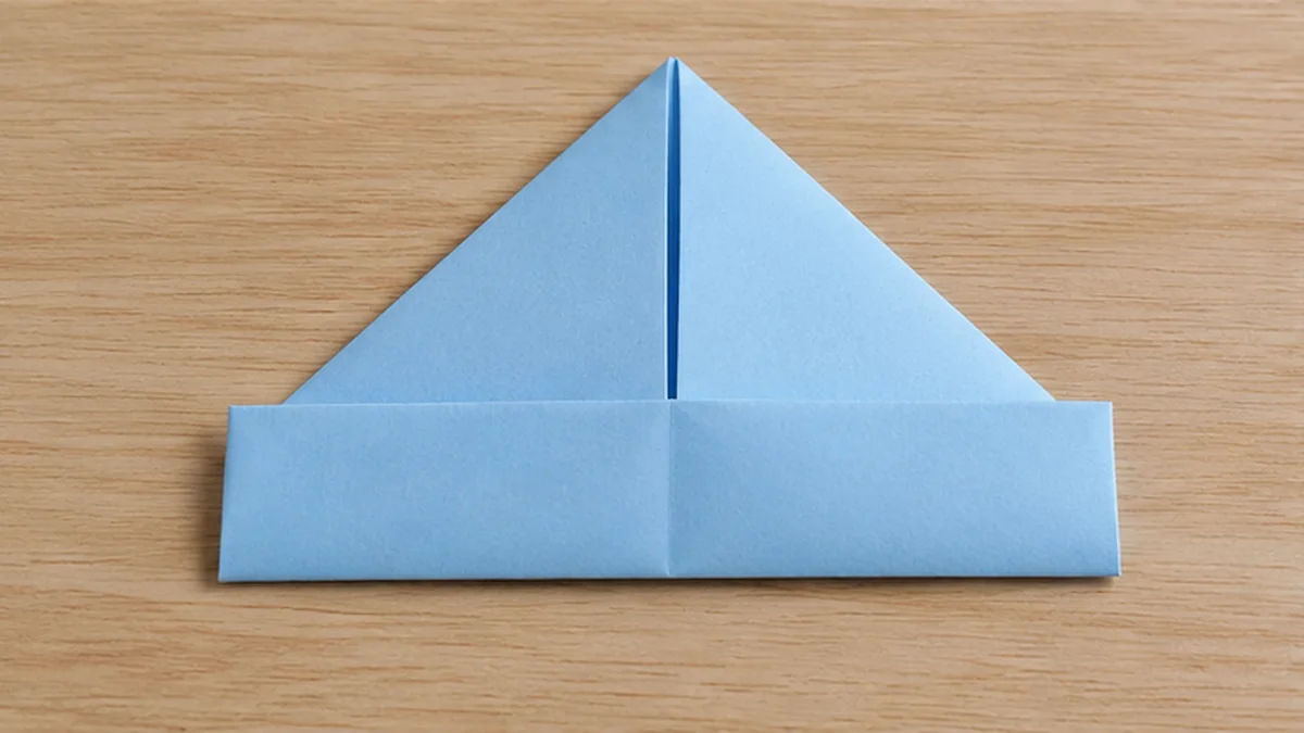 Pliegue triangular con las dos solapas inferiores levantadas, como un gorro