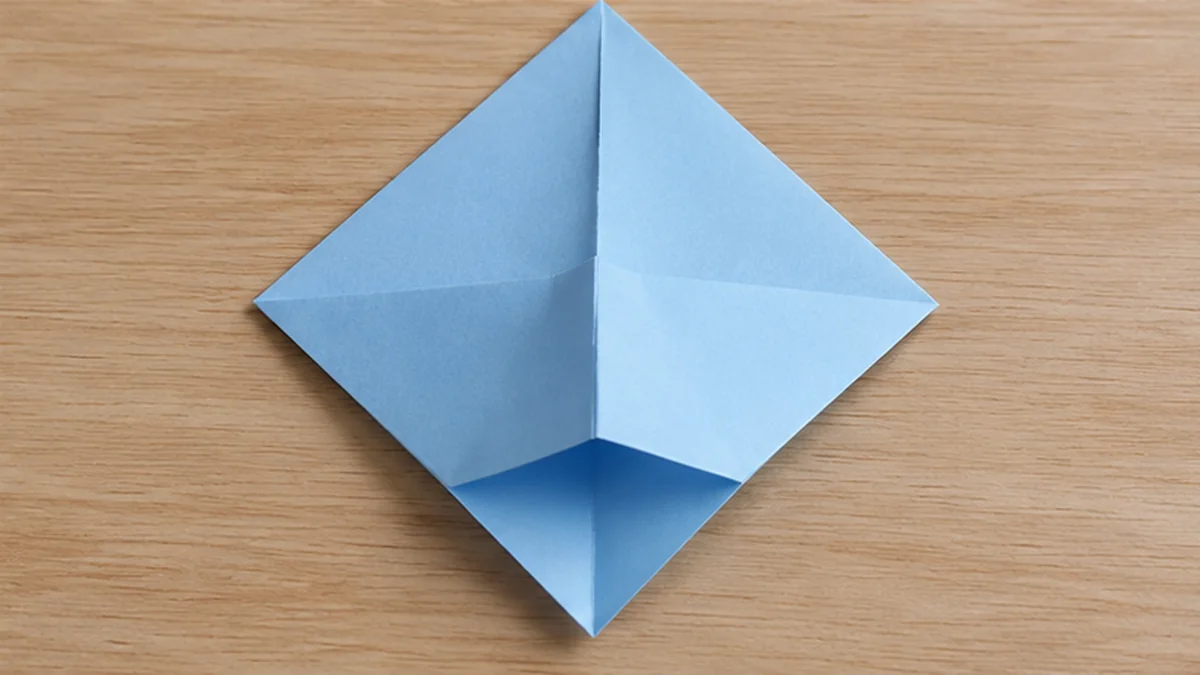 Figura de papel en forma de rombo tras abrir el pliegue triangular