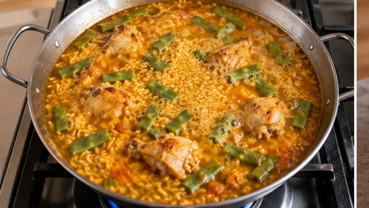 Arroz y pollo cociéndose en caldo caliente en una paella sobre el fuego