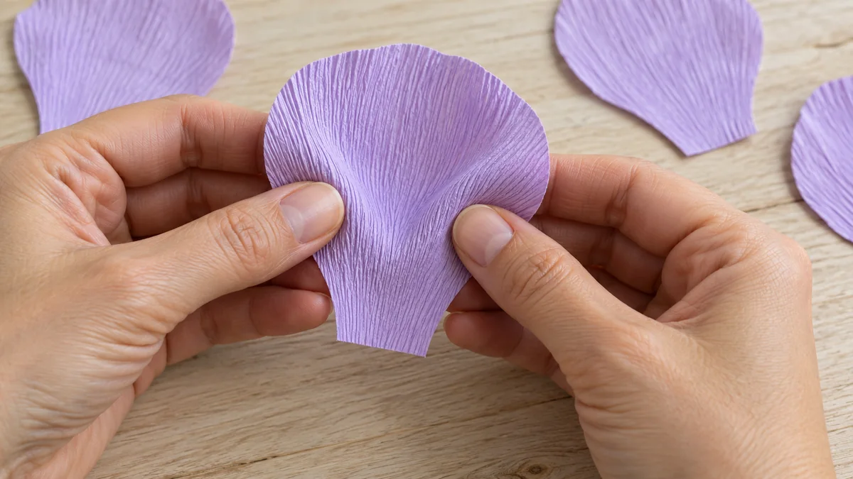 Moldeado suave del centro de un pétalo de papel crepé con los pulgares
